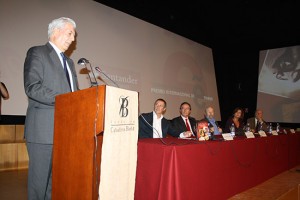 Mario Vargas Llosa en la Fundación Caballero Bonald